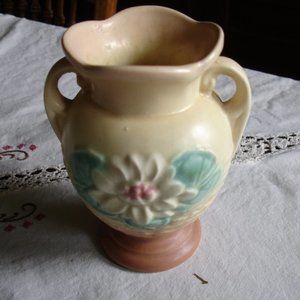 Vintage Hull Yellow Water Lily Vase L-1 - Great Collectible Display Vase !!!